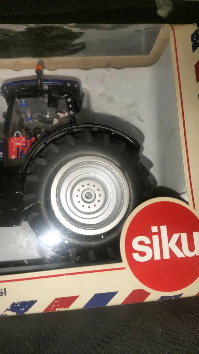 XMAS TRACTOR DIECAST MODEL FOR SALE - Image 2