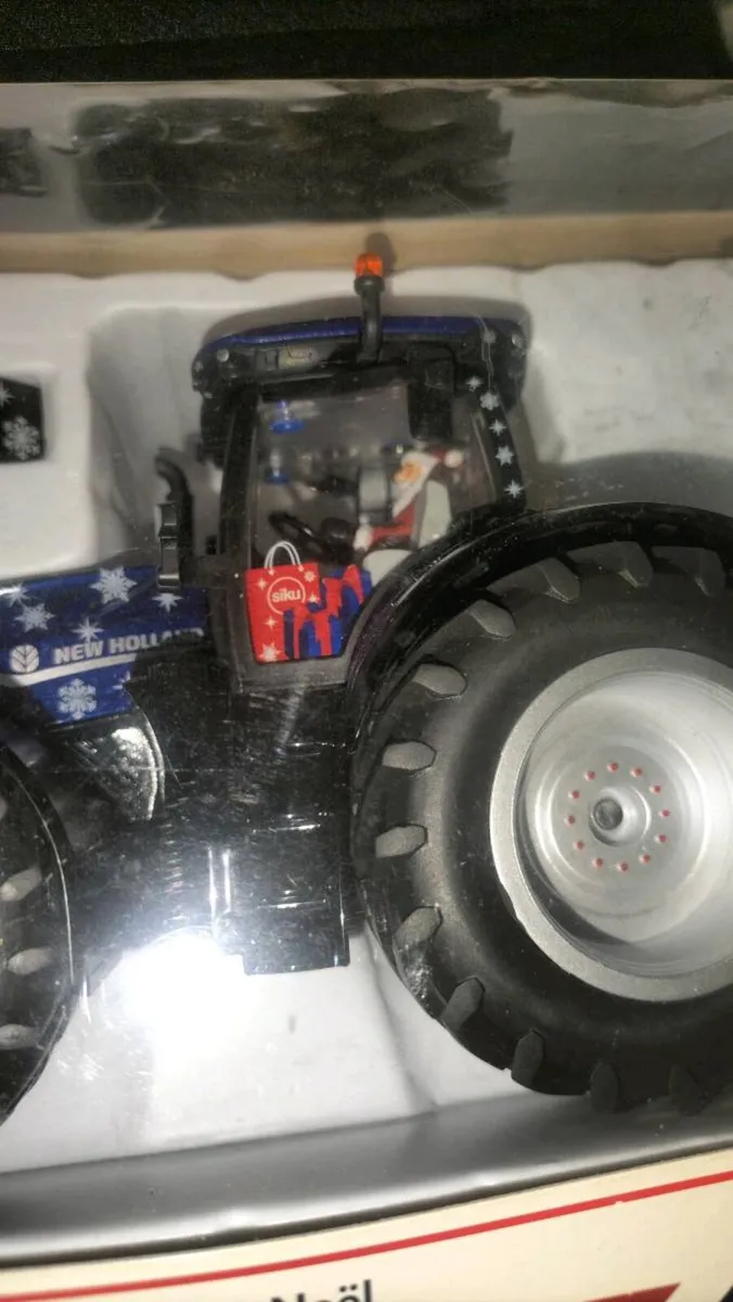 XMAS TRACTOR DIECAST MODEL FOR SALE - Image 3