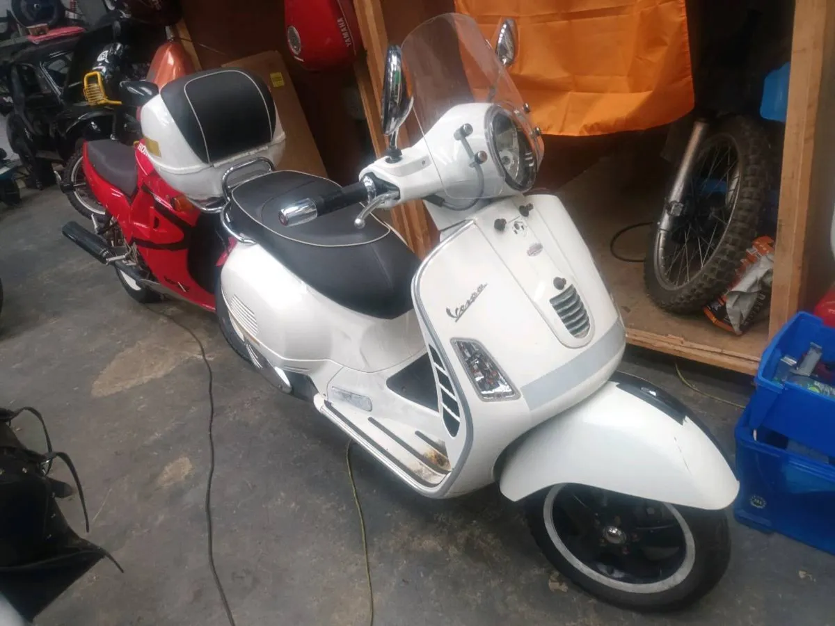 Vespa GTS 300 2014 & ET2 2000 Breaking for Parts - Image 1
