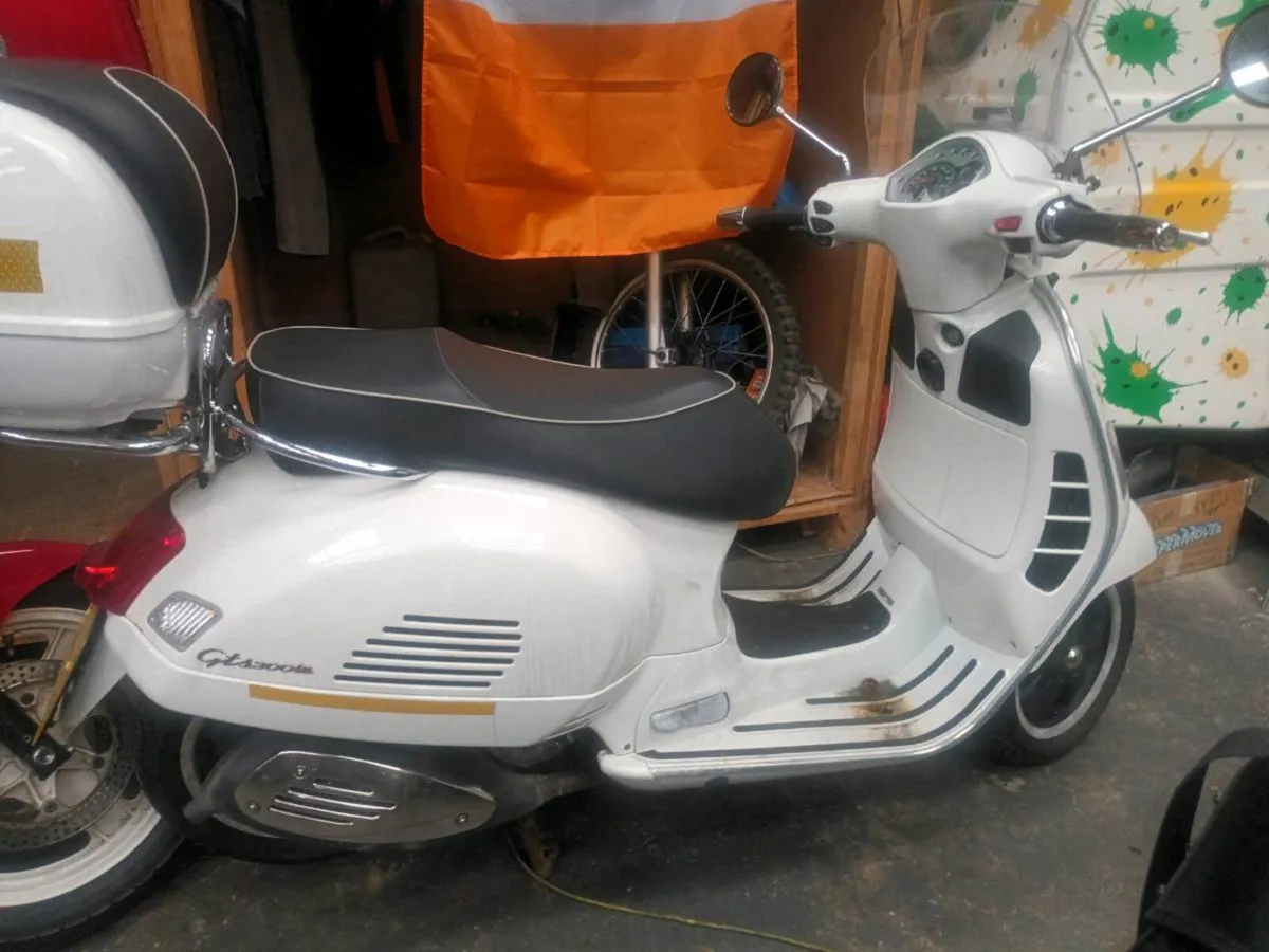 Vespa GTS 300 2014 & ET2 2000 Breaking for Parts - Image 2