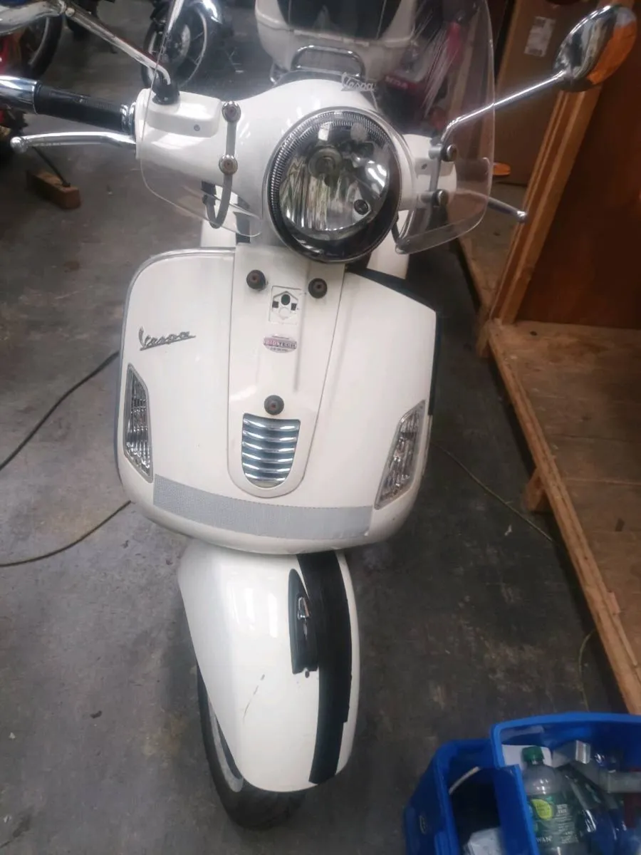 Vespa GTS 300 2014 & ET2 2000 Breaking for Parts - Image 3