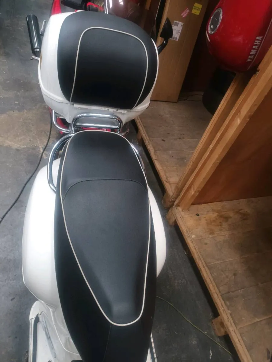 Vespa GTS 300 2014 & ET2 2000 Breaking for Parts - Image 4