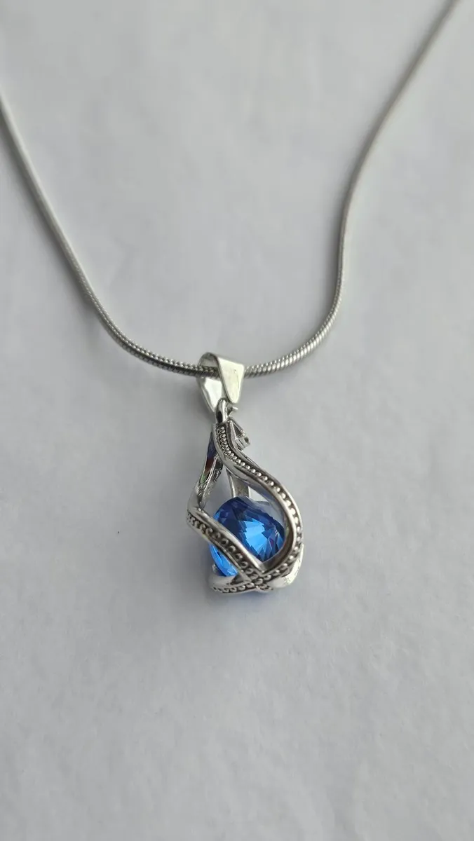 Chain and pendent - Image 1