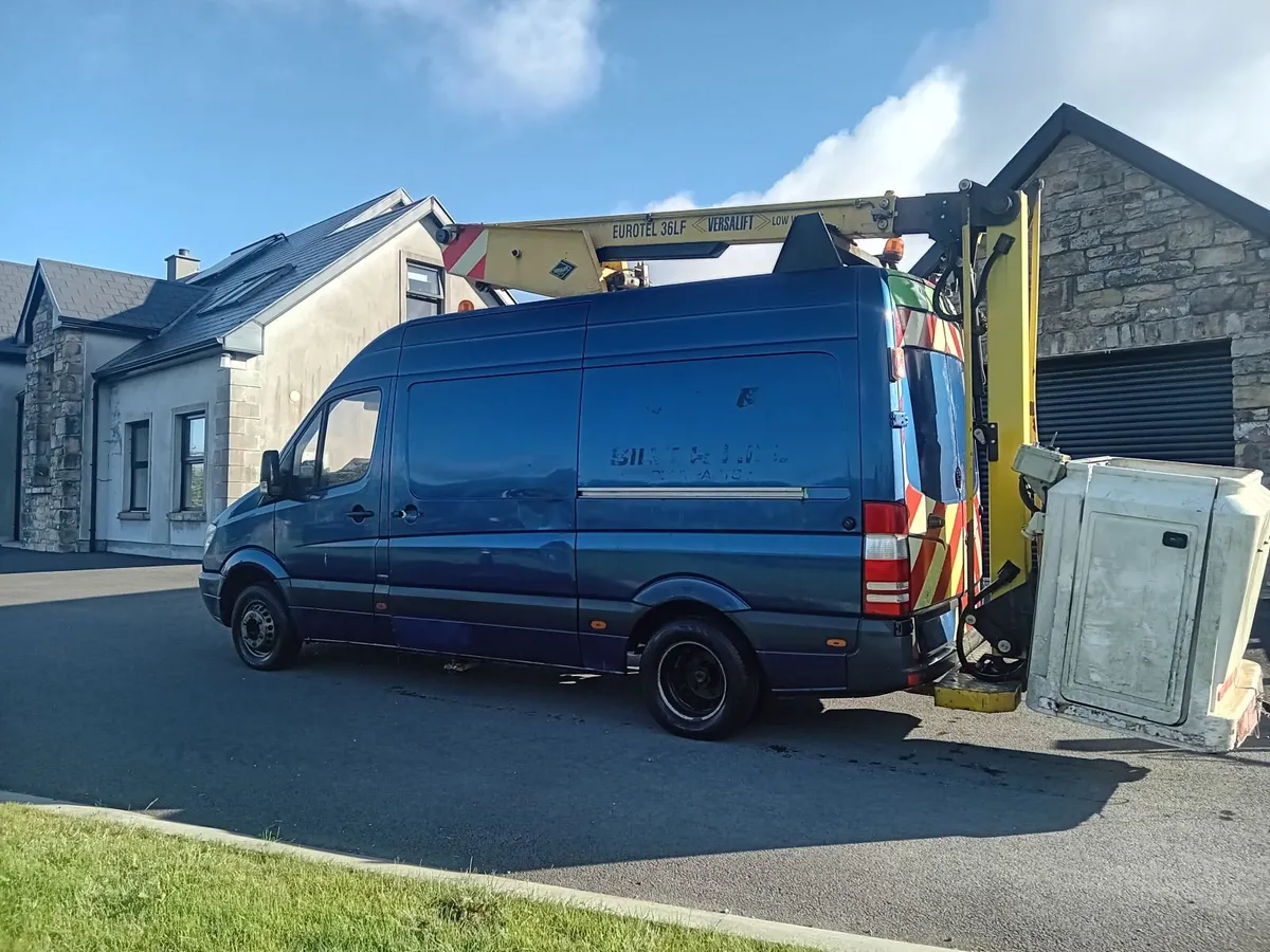 Mercedes cherry picker - Image 1