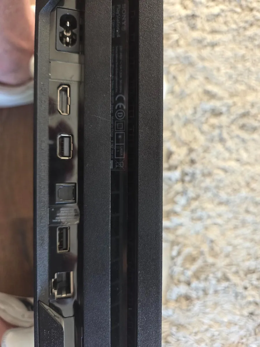 PS4 Pro 1TB - Image 2
