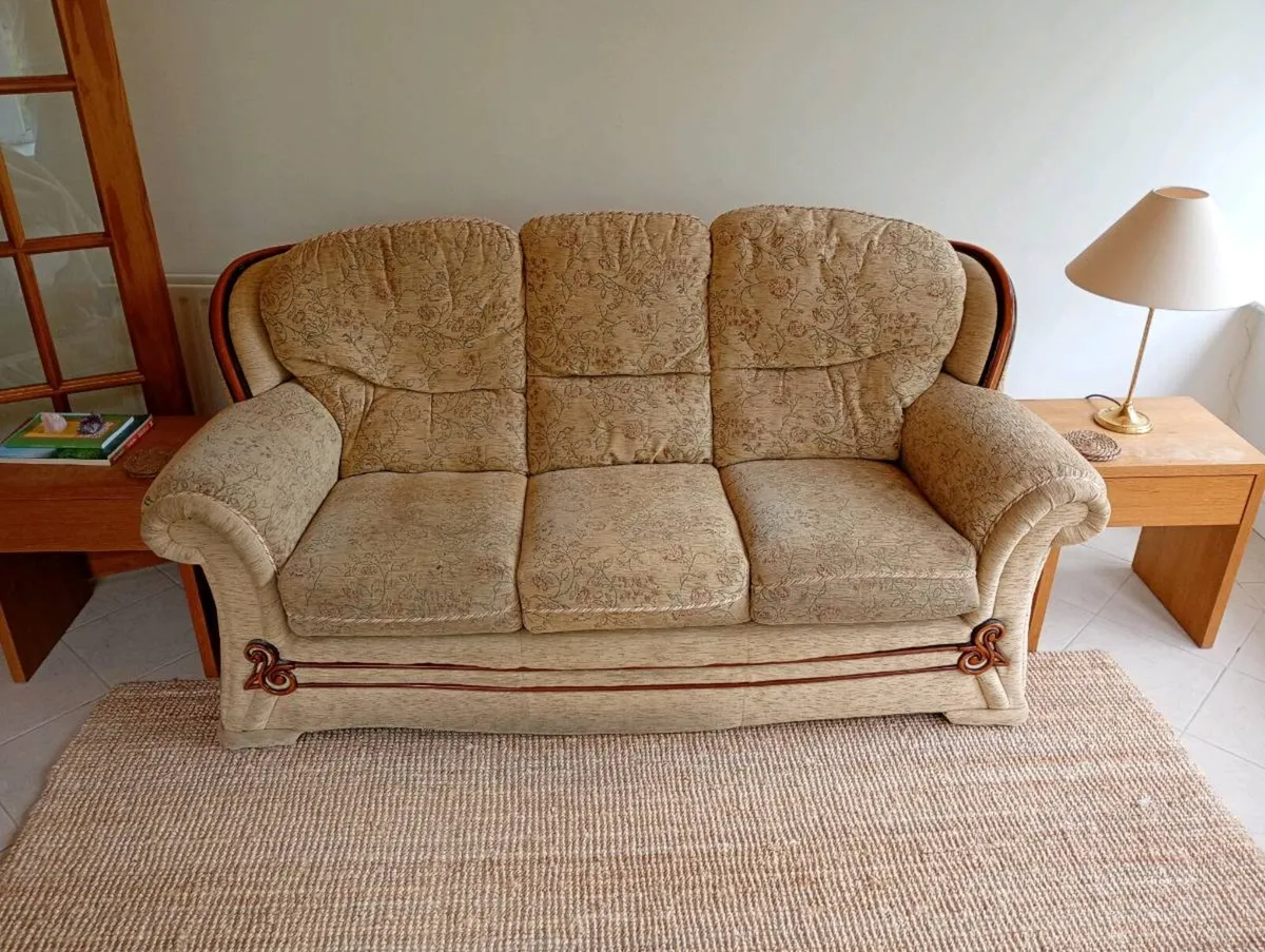 Traditional style 3-seater sofa - Image 1