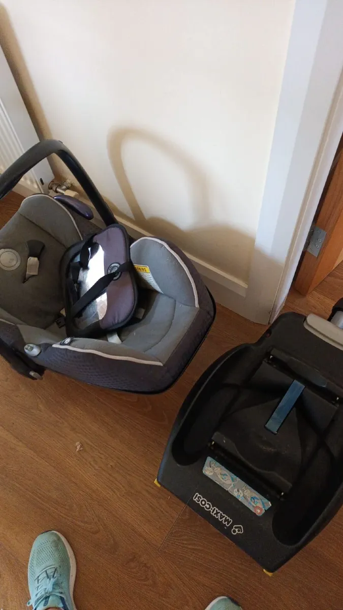 Car seat maxi cosi with base and mirror