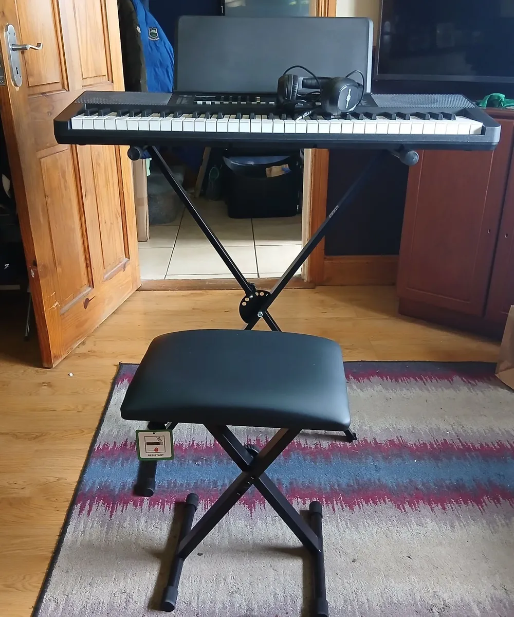 Keyborad piano with stand, headphones and stool - Image 1
