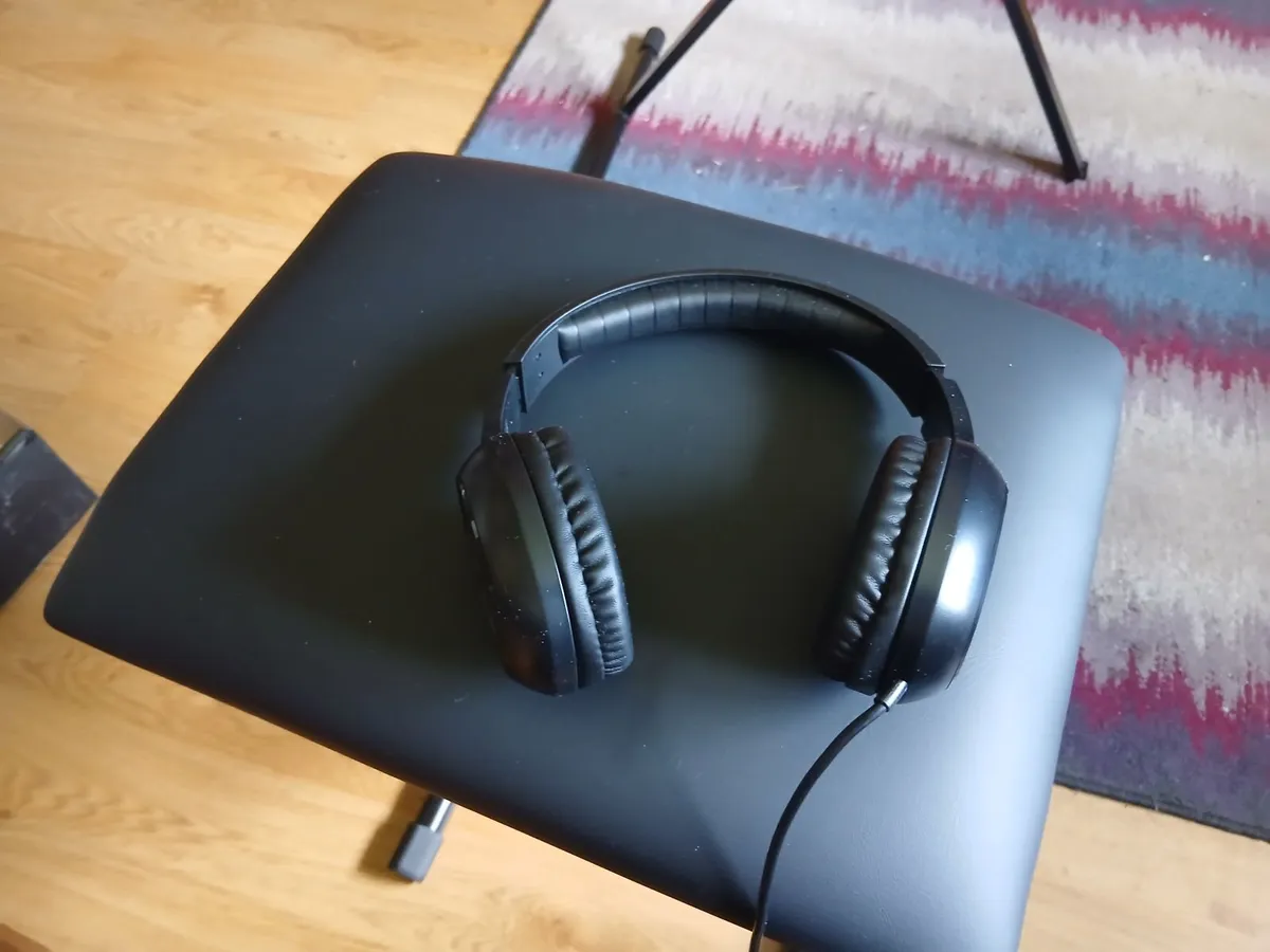 Keyborad piano with stand, headphones and stool - Image 2