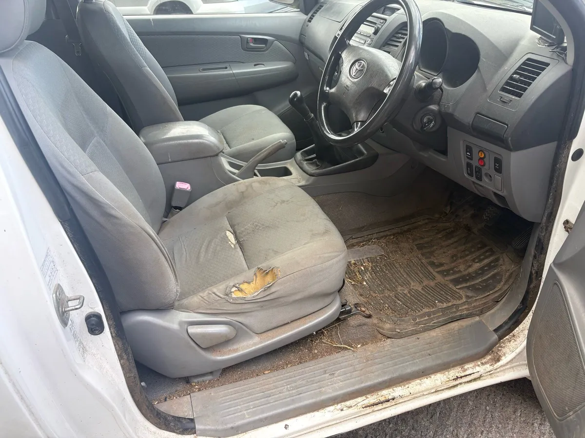 Toyota Hilux 2010 - Image 4