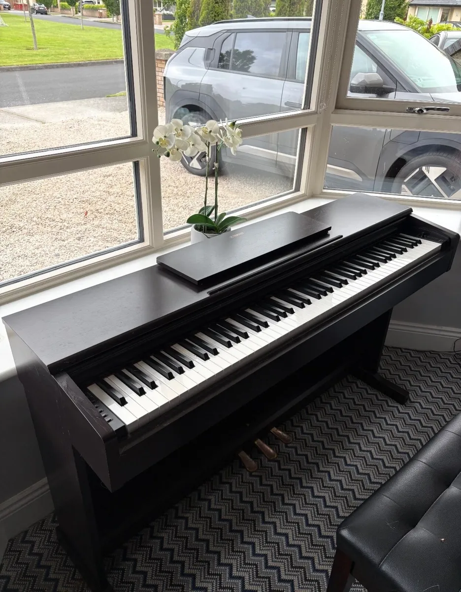 Yamaha electric piano - Image 1