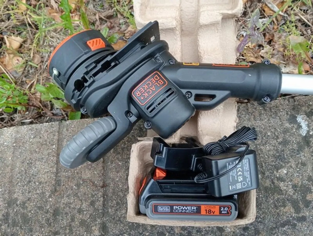 Black + decker cordless trimmer (brand new) + batt - Image 1