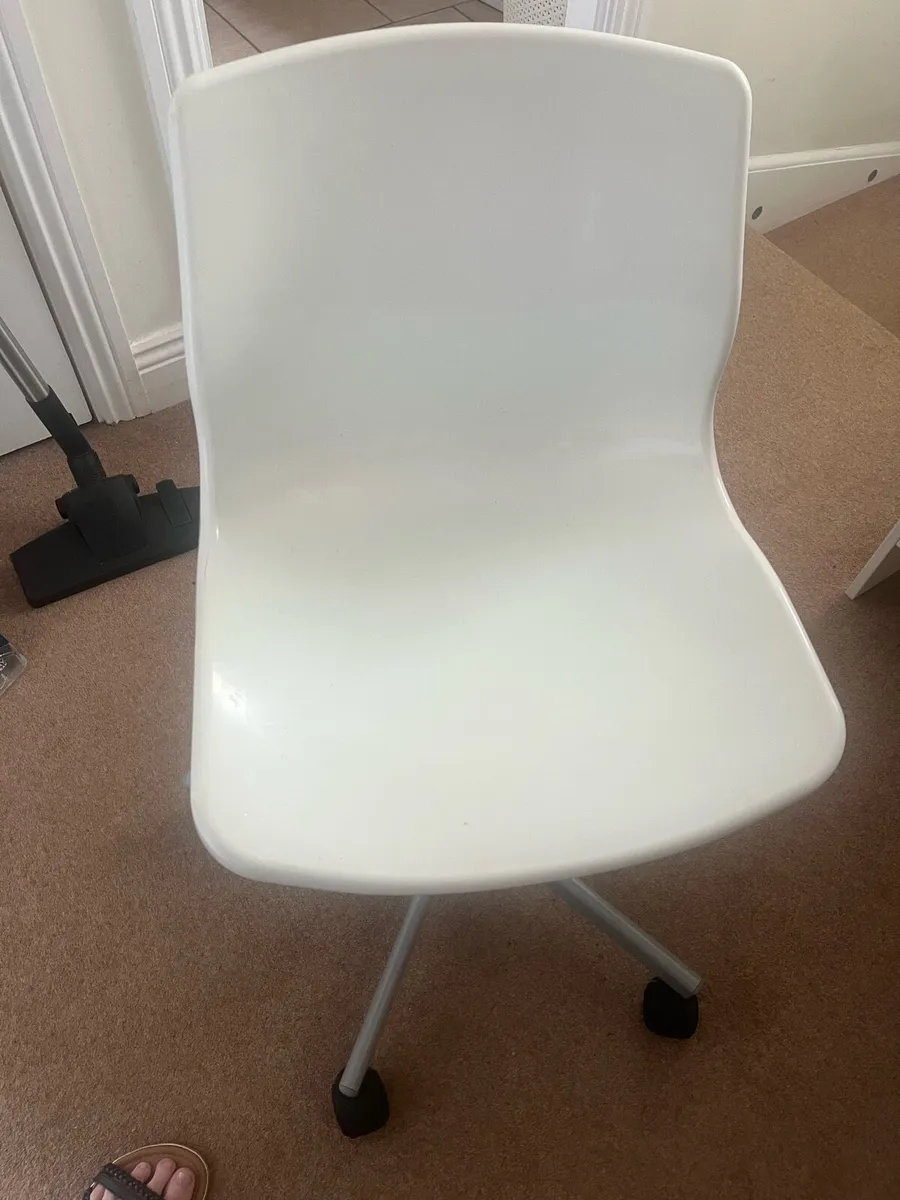 Child’s rotating chair - free to take away