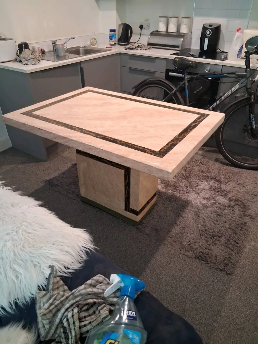 Marble table - Image 1