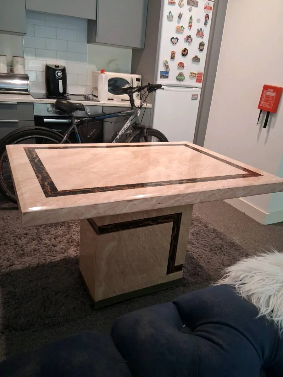 Marble table - Image 1