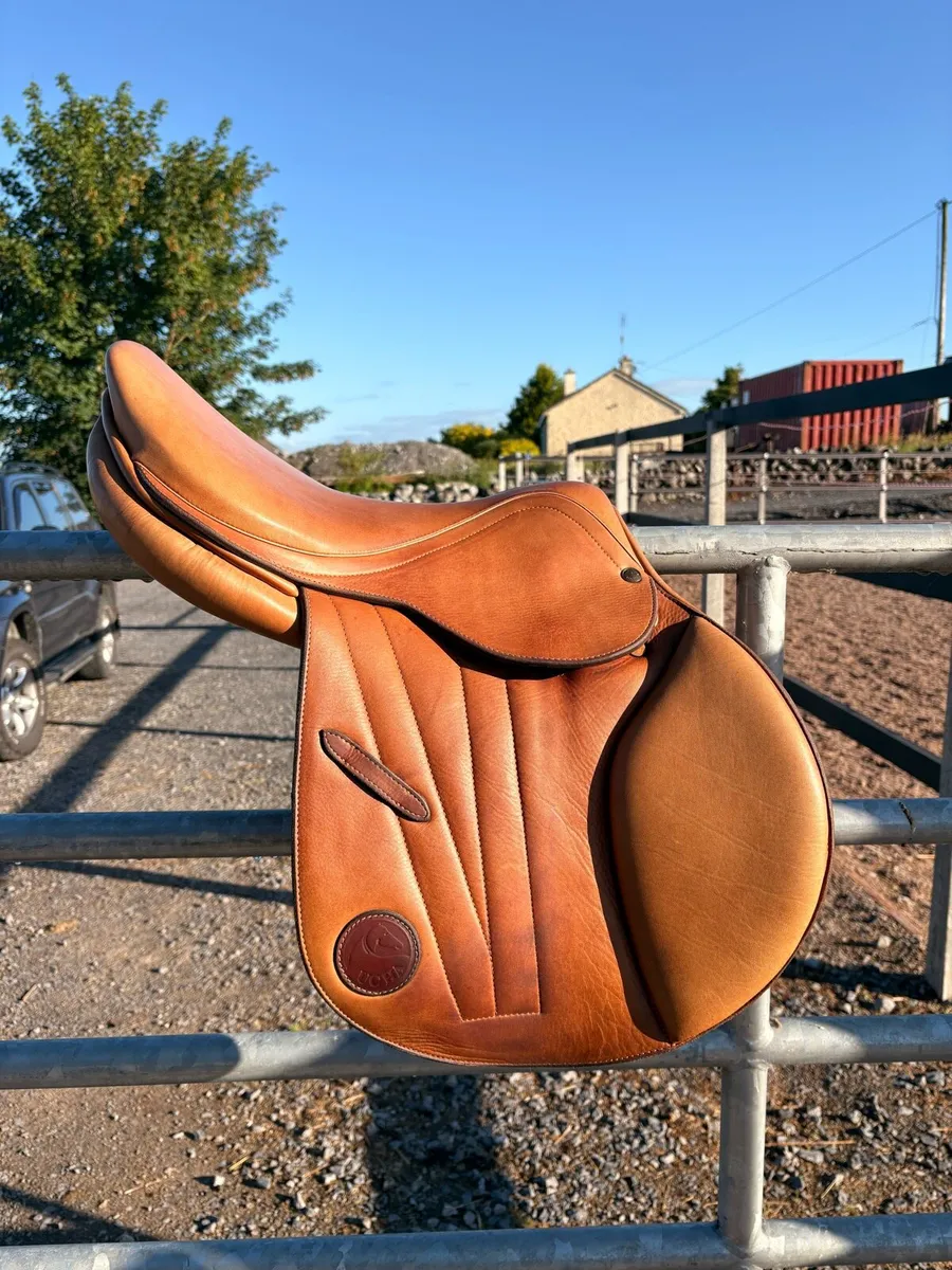 Ucha Jumping Saddle, 17,5“, Medium-Wide - Image 1