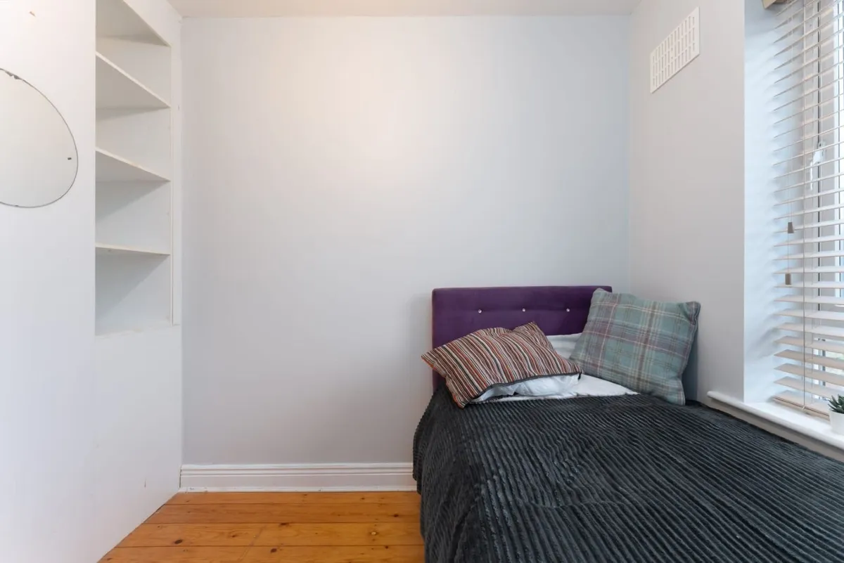 Fridge freezer, washing machine, single bed, - Image 1