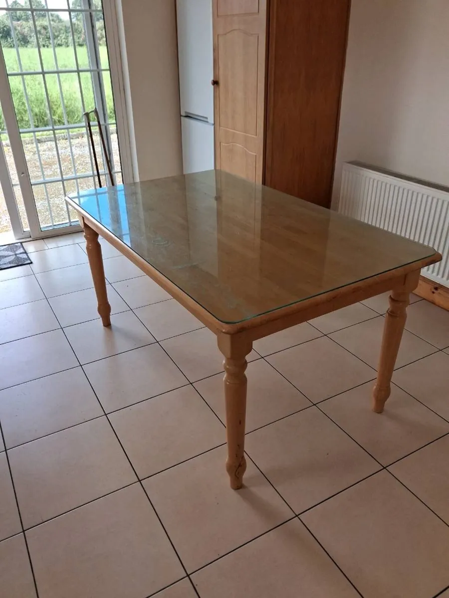 Table and 4 chairs - Image 1
