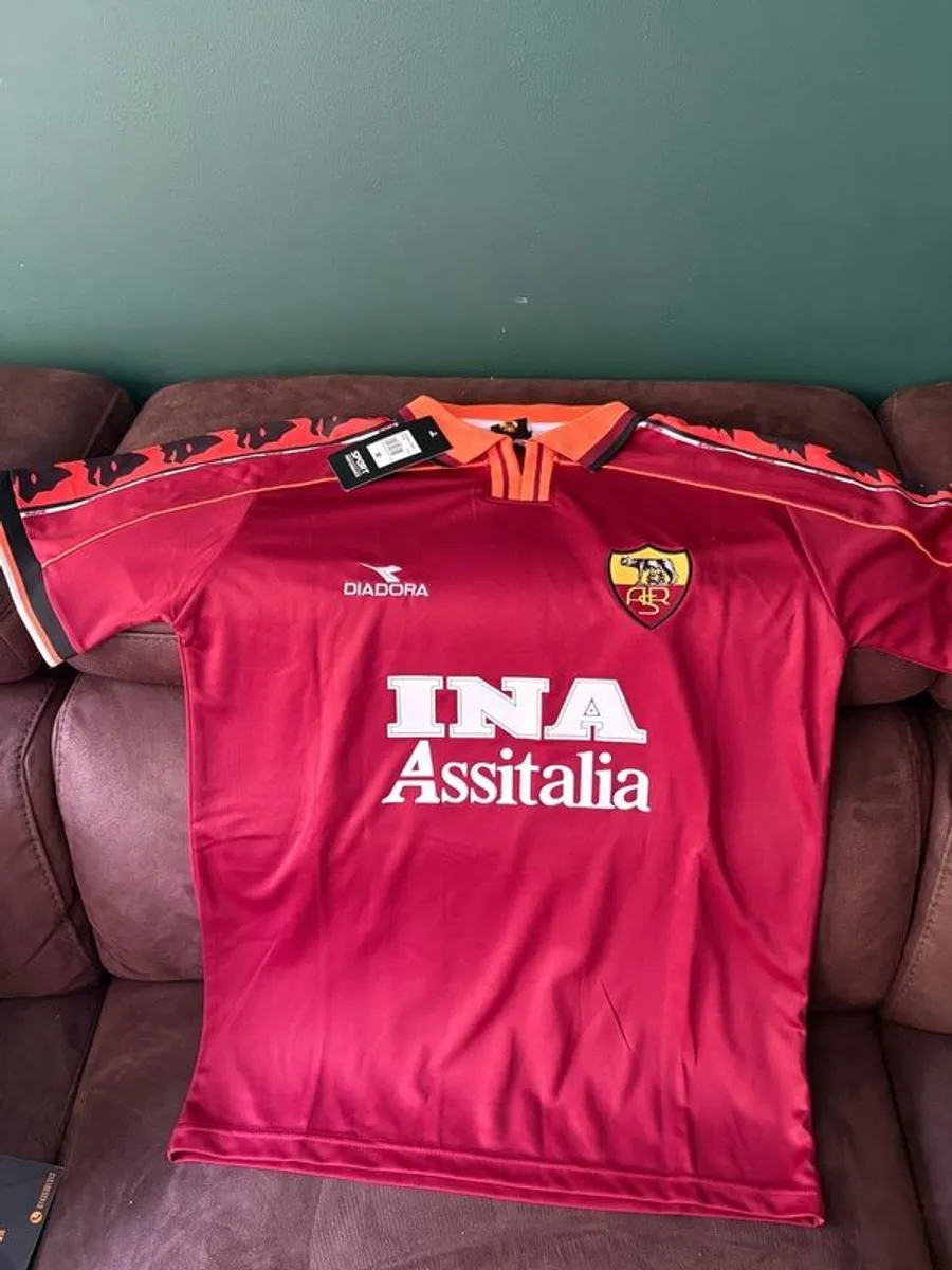 Francesco Totti signed Roma jersey - Image 4