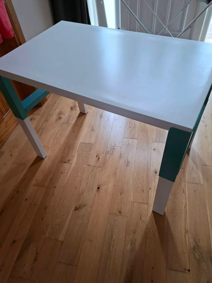 Children's desk - Image 2