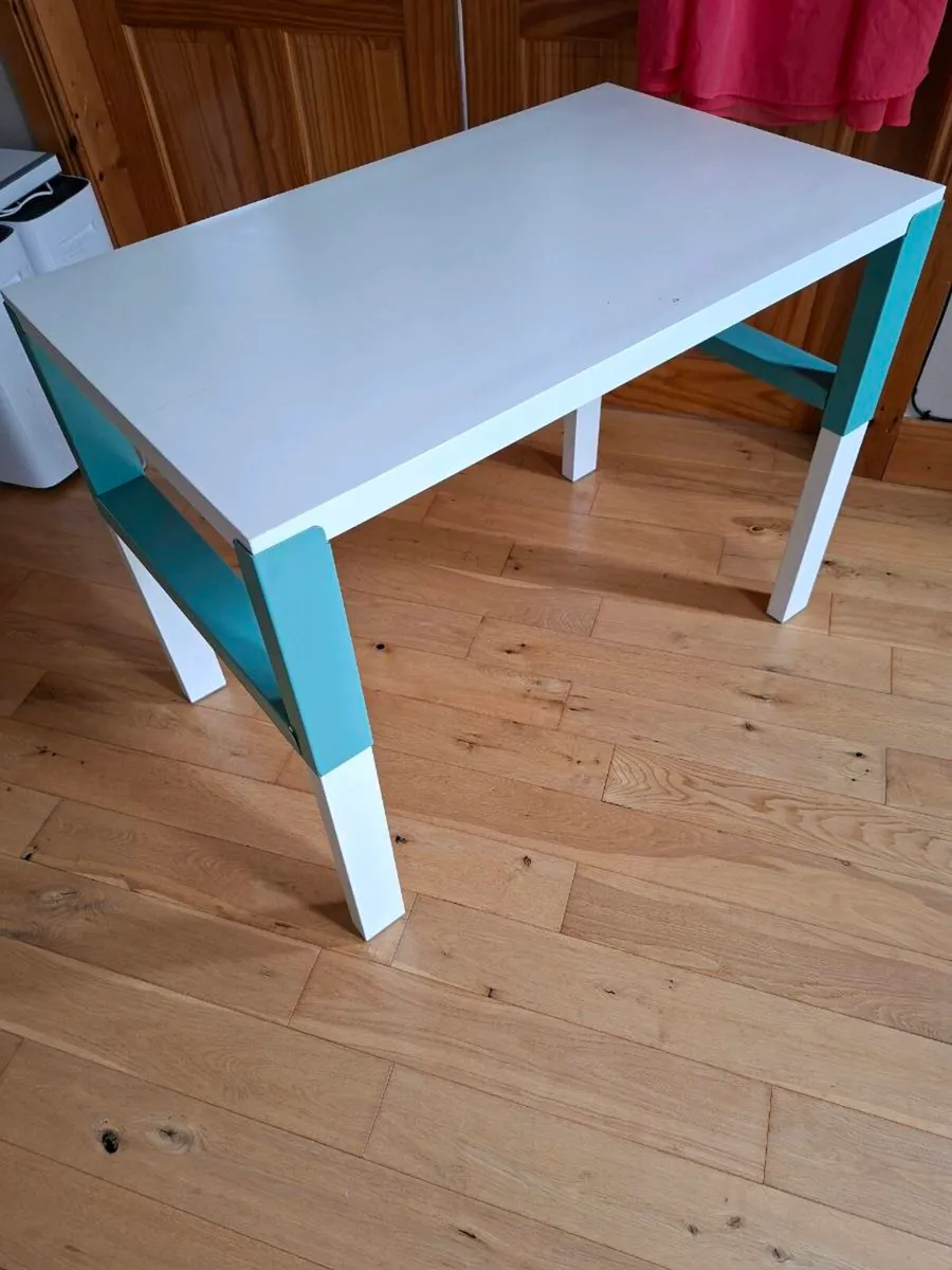 Children's desk - Image 1