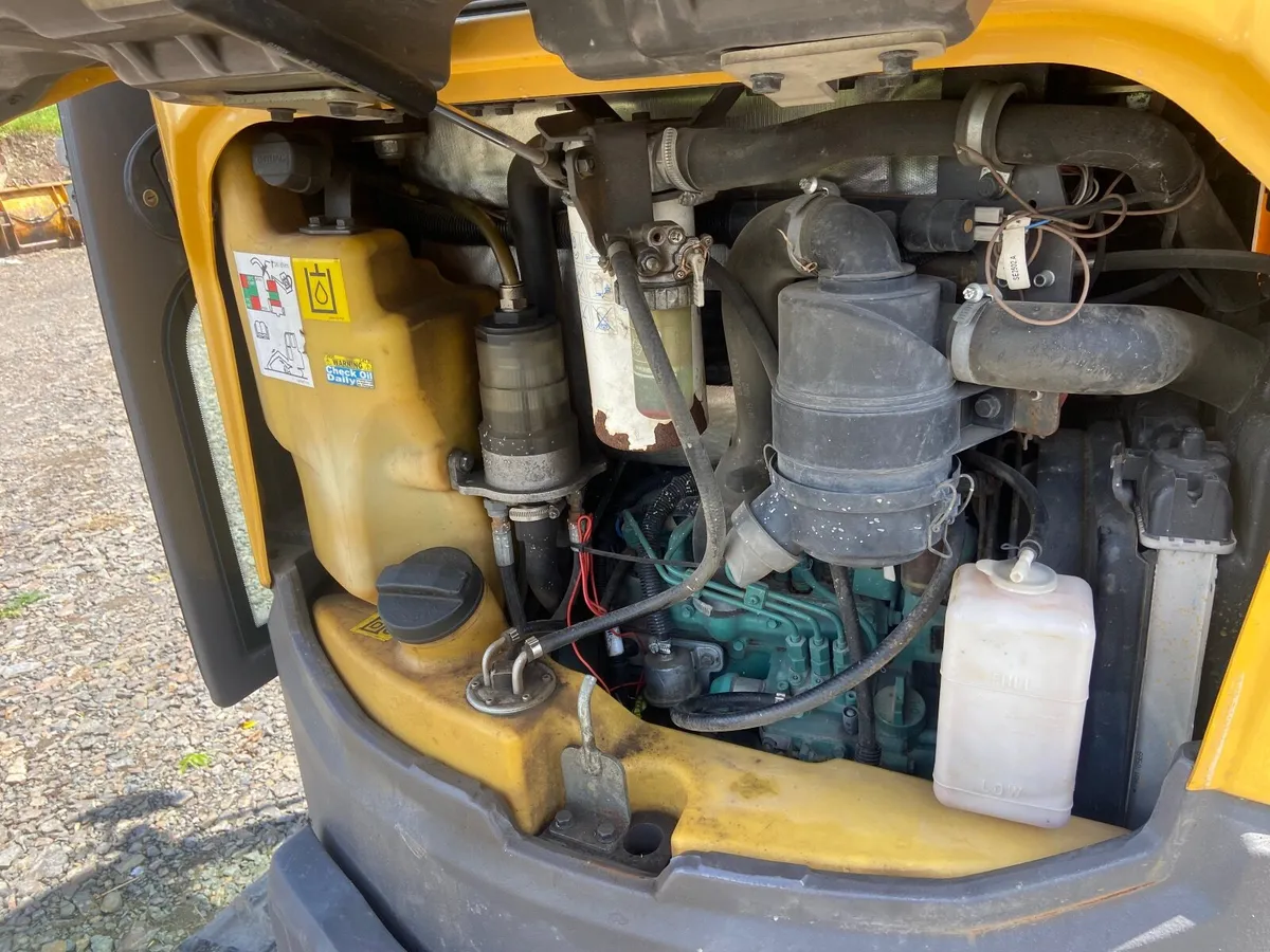 ECR25D mini digger - Image 2