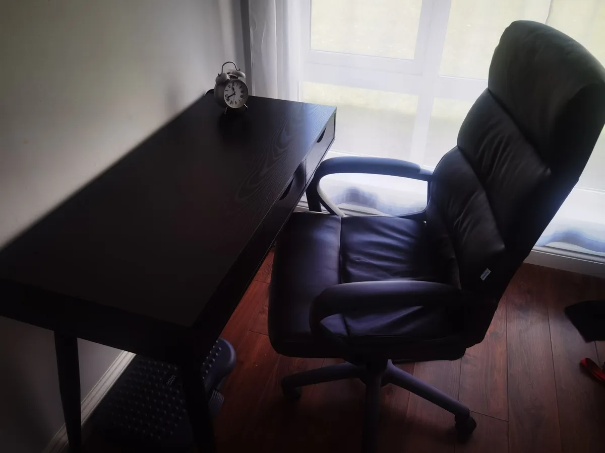 Desk with chair - Image 3