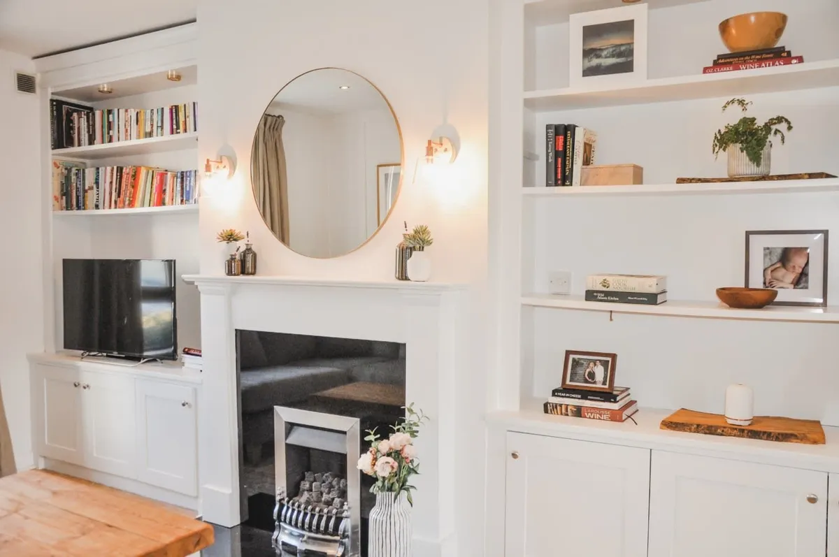 Gas Fireplace with Surrounding Mantlepiece - Image 2