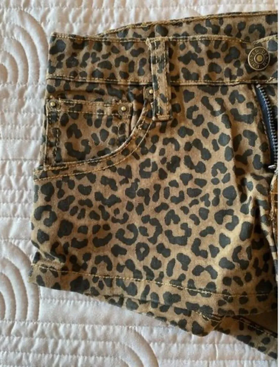 BNWT Edikted Leopard Printed Twill Micro Shorts - Image 3