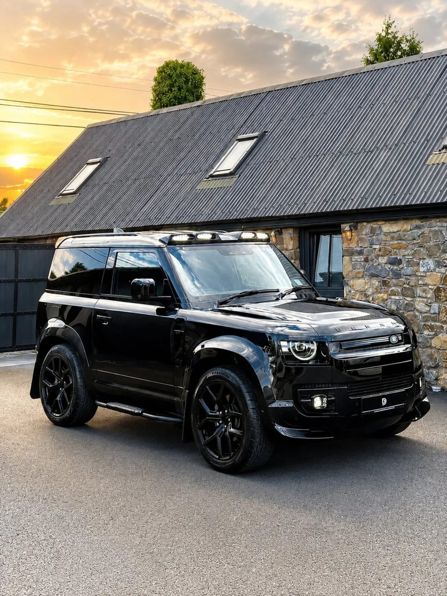 261 LAND ROVER DEFENDER 90 X DYNAMIC URBAN - Image 1