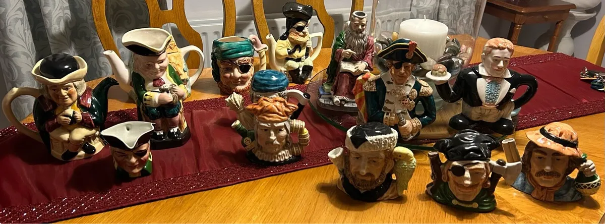 14 Figures Teapots & water jugs - Image 1