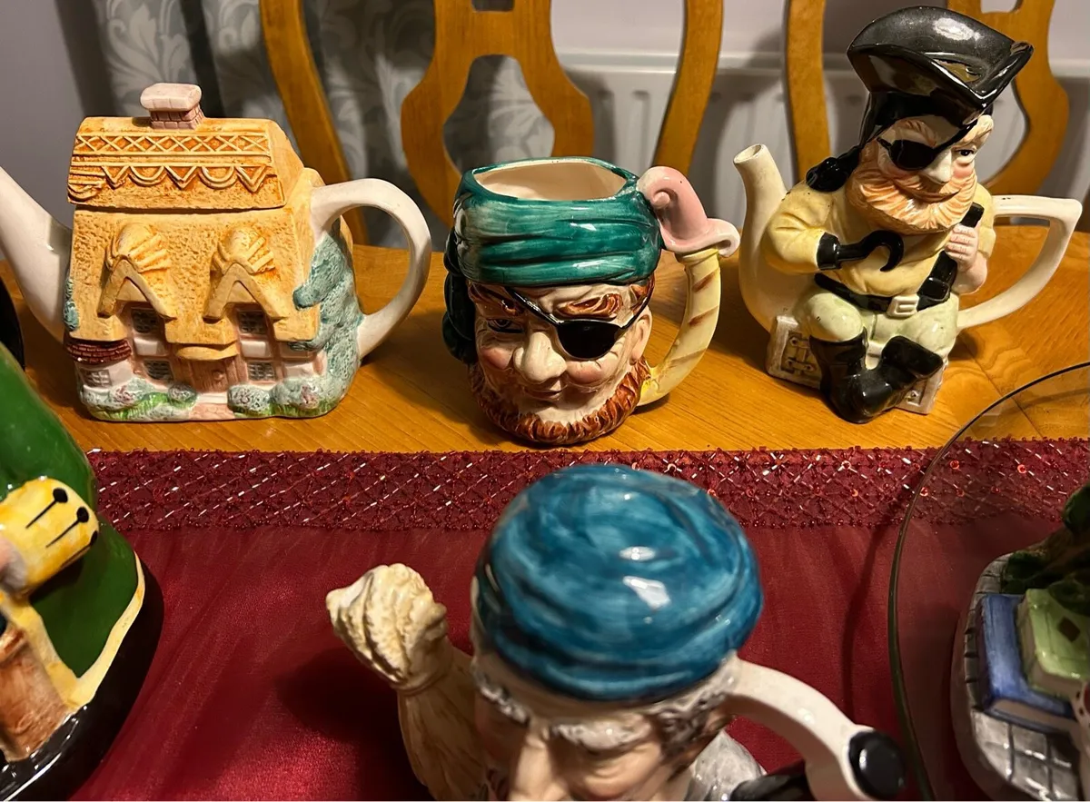 14 Figures Teapots & water jugs - Image 4