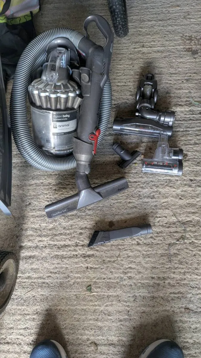 dyson animal vacuum cleaner DC22 - Image 1