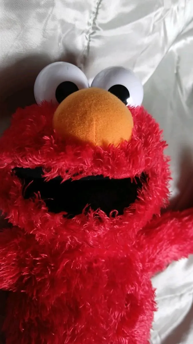 Laughing and giggling Elmo - Image 1