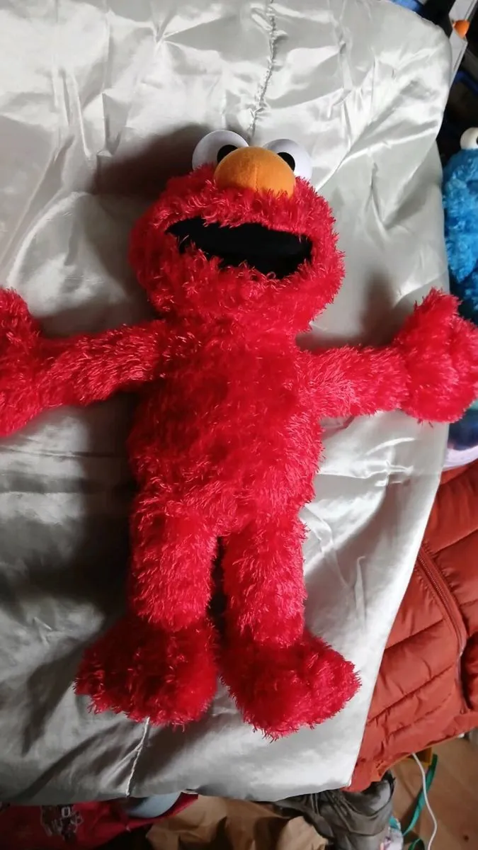 Laughing and giggling Elmo - Image 2