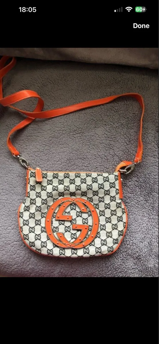 Ladies  Gucci bag rip see photo - Image 1