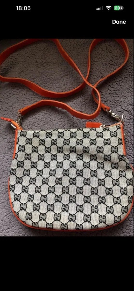 Ladies  Gucci bag rip see photo - Image 3