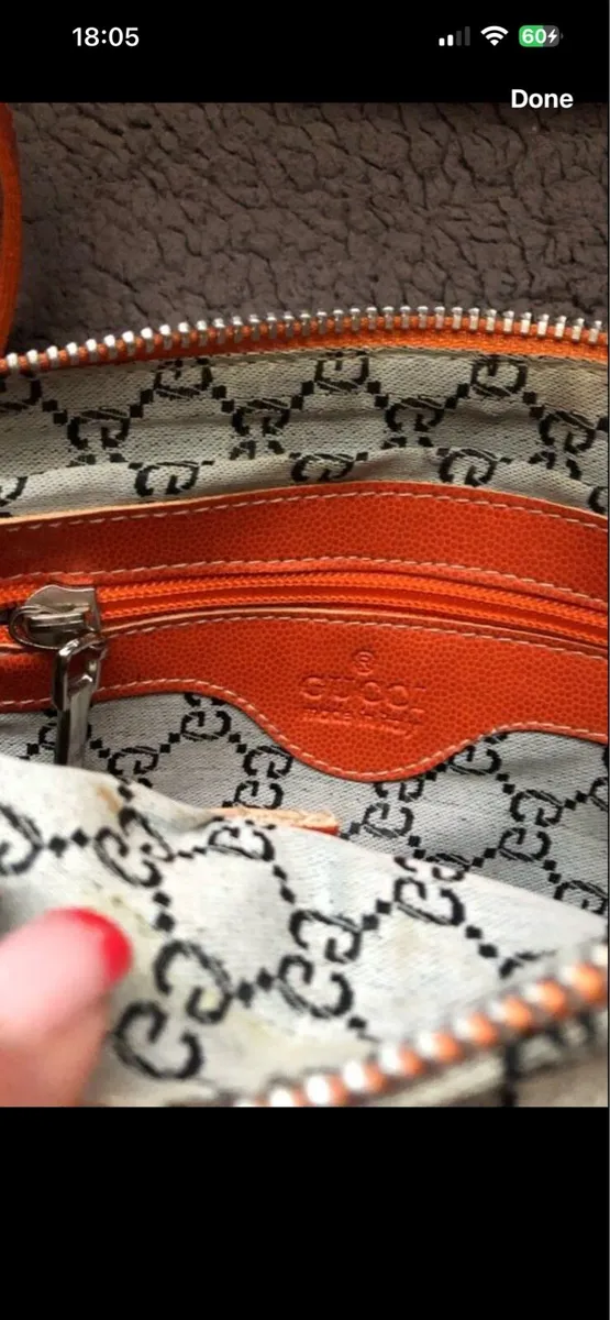Ladies  Gucci bag rip see photo - Image 2