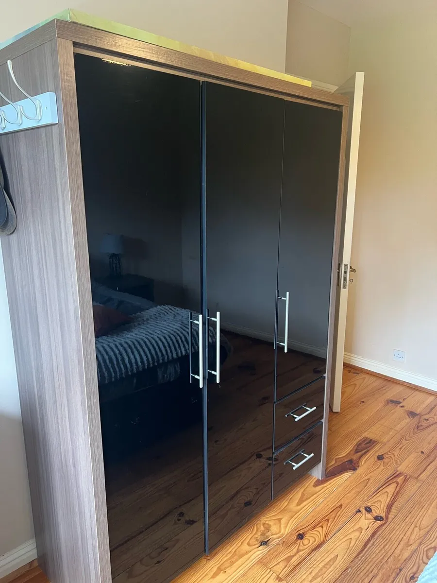 Bedroom set - Image 1