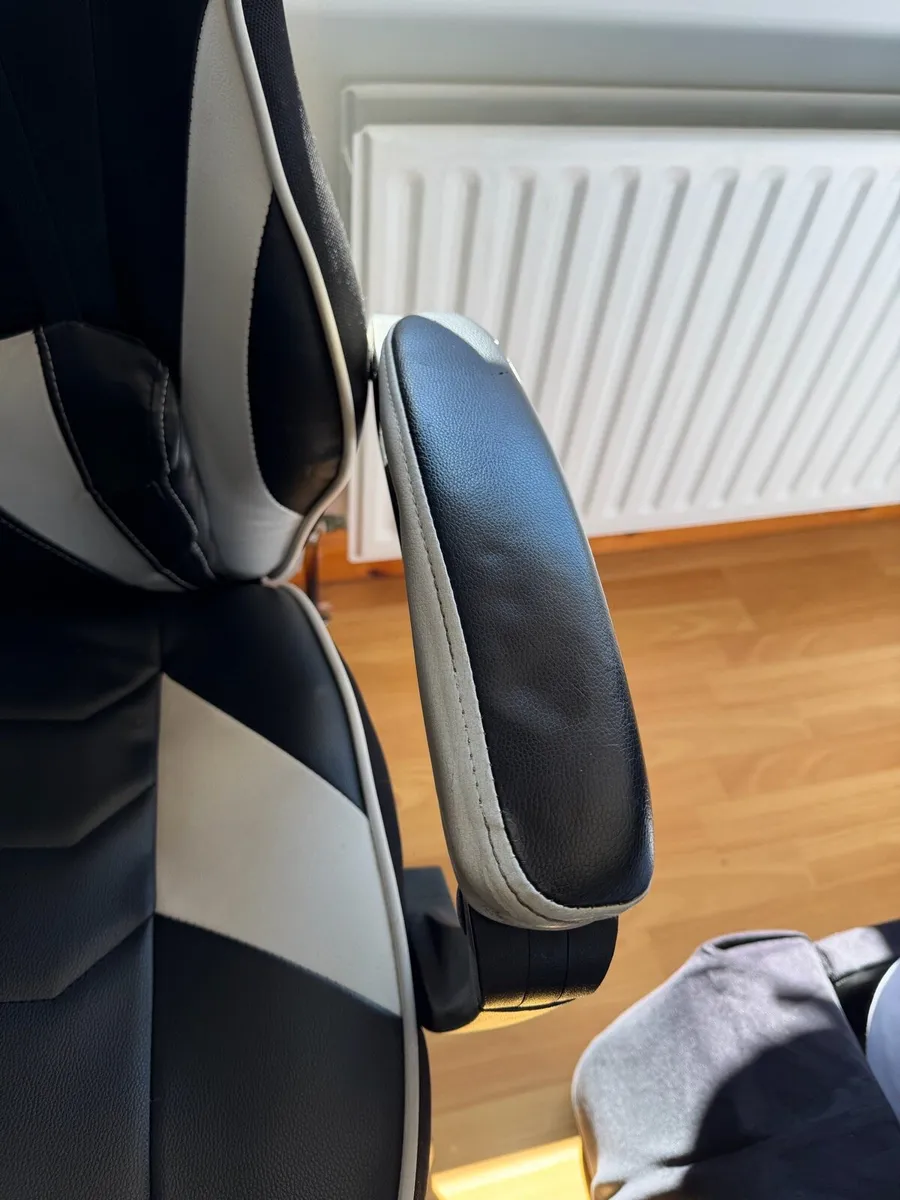Gaming chair - Image 4
