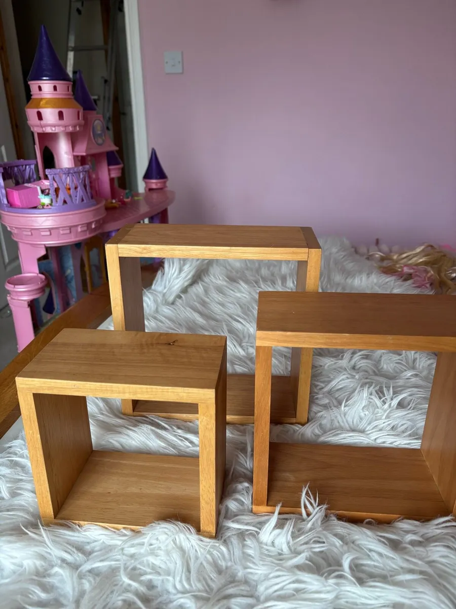 Wooden cube shelves - Image 1
