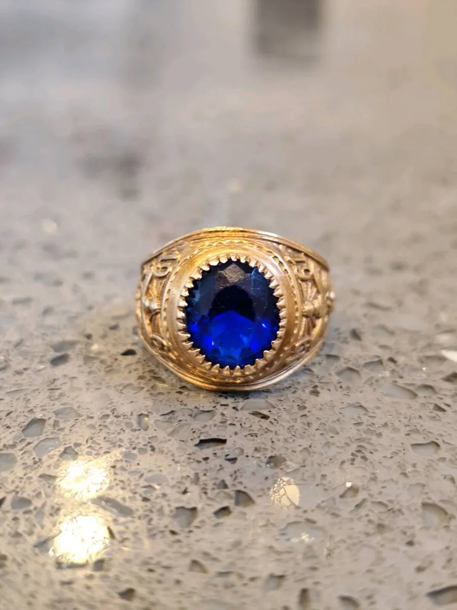 9ct Gold College Ring *Postage available* - Image 2