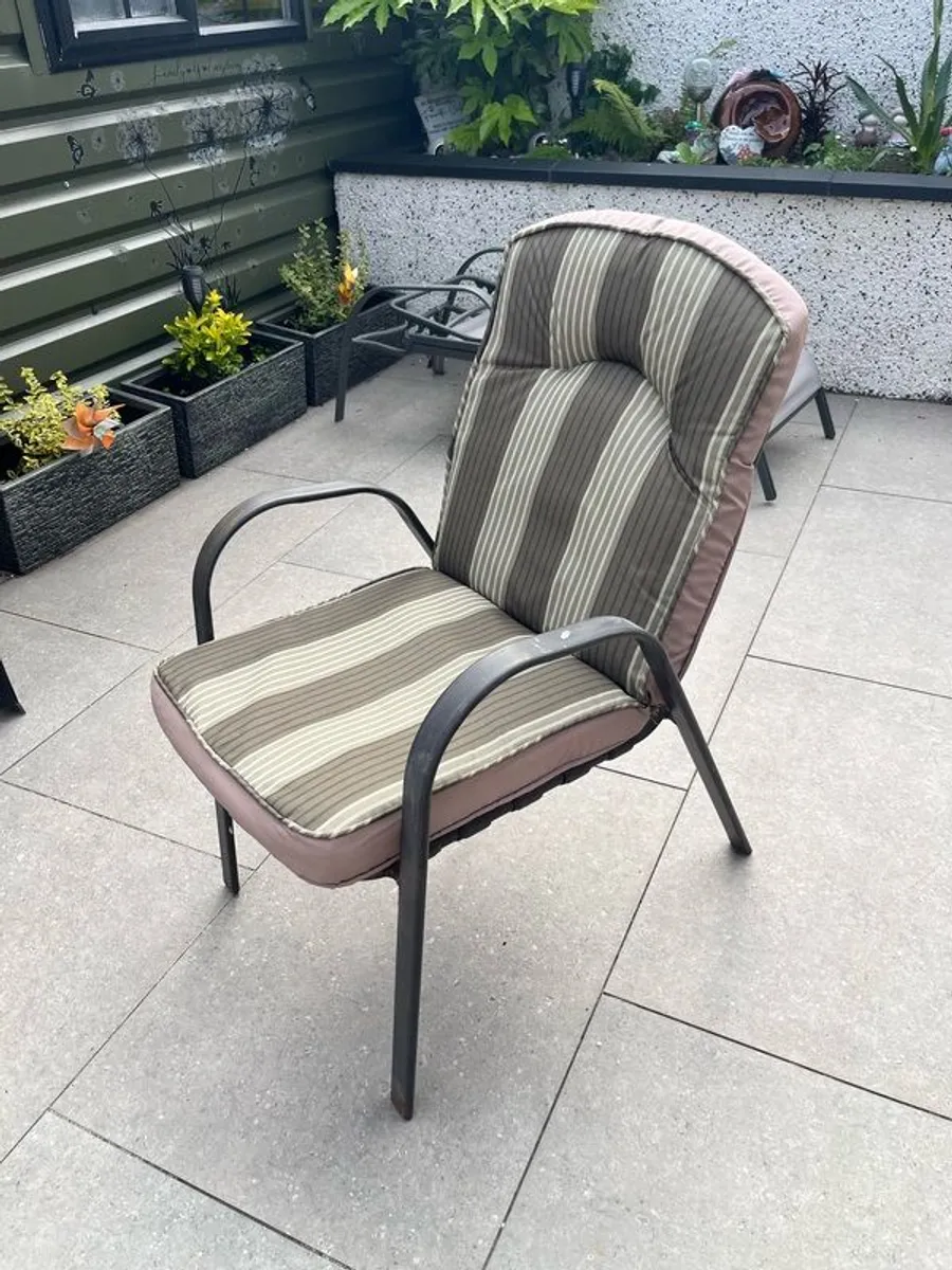 Garden chairs and cushions - Image 1