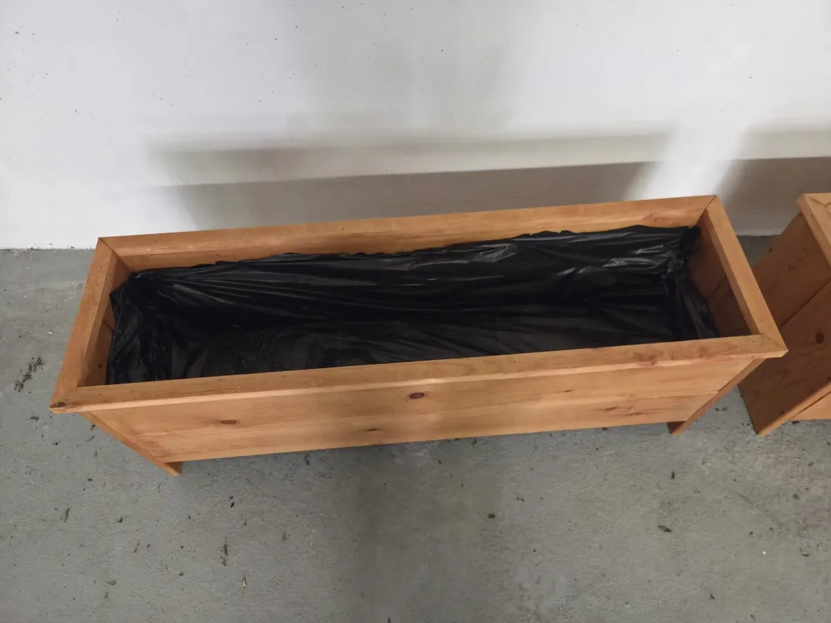 2 wooden planters - Image 2