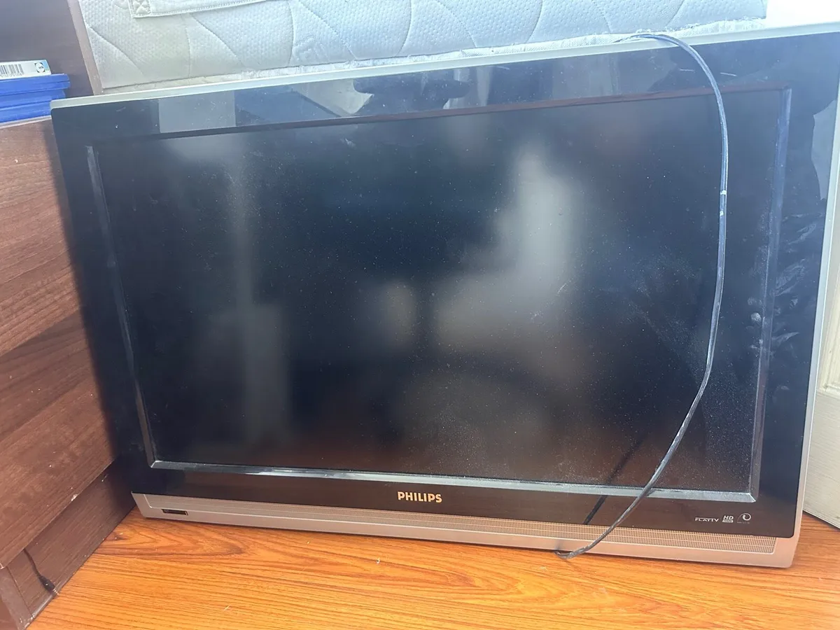 TV, Elec Guitar,Samsung SoundSys,Tv stand,Antiq Mi - Image 2