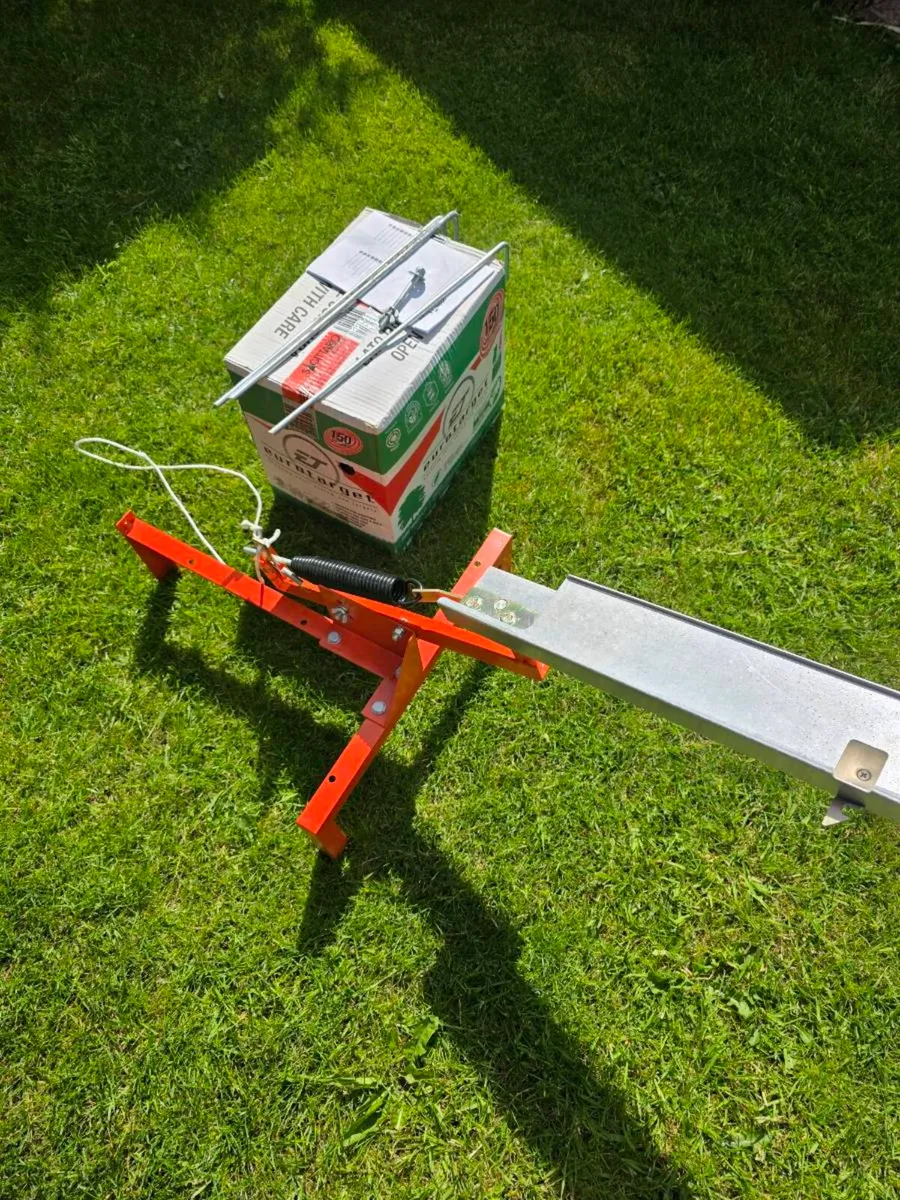 Clay Pigeon Trap and decoys - Image 1