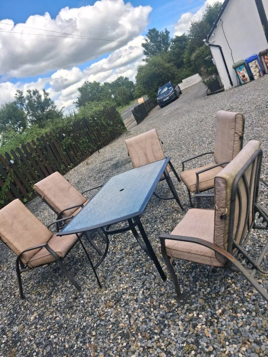 Garden table and 5 lean back chairs