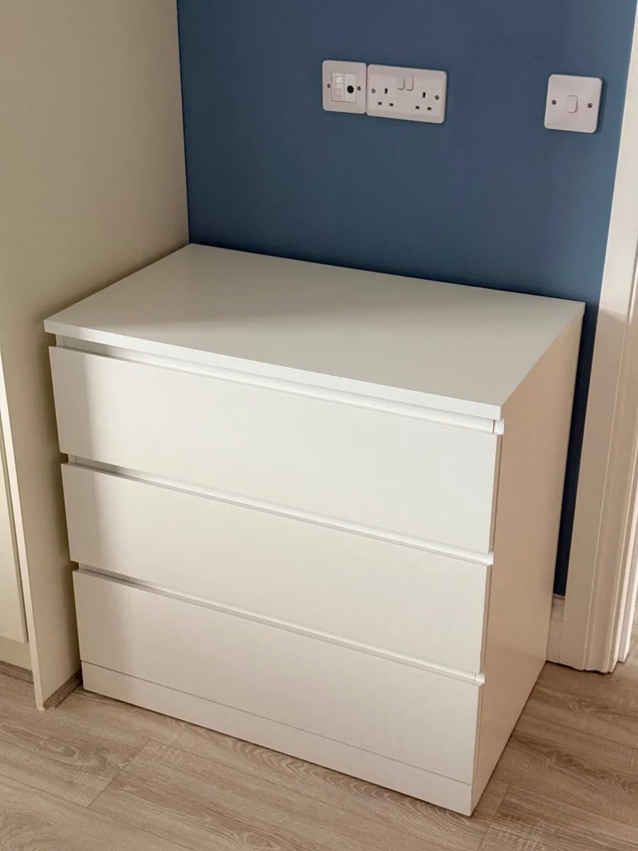 Moving houses selling cabinets - Image 2