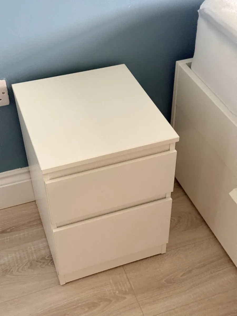 Moving houses selling cabinets - Image 3