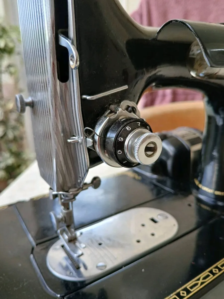 Singer featherweight - Image 4